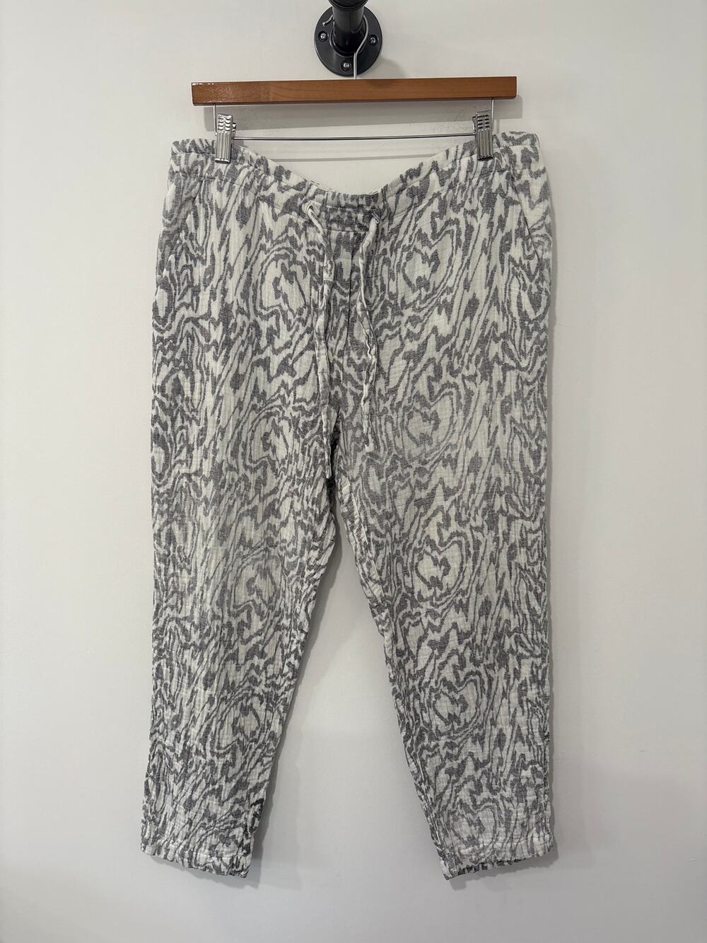 Racquel Allegra White and Gray Print Pants - Size 1(S)